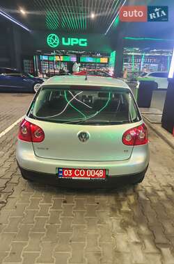 Хэтчбек Volkswagen Golf 2005 в 