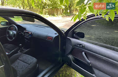 Хэтчбек Volkswagen Golf 1998 в 