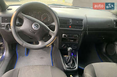 Хэтчбек Volkswagen Golf 2001 в 
