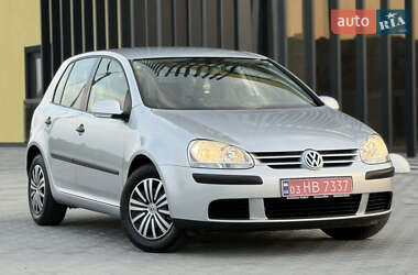 Хетчбек Volkswagen Golf 2004 в Чернівцях