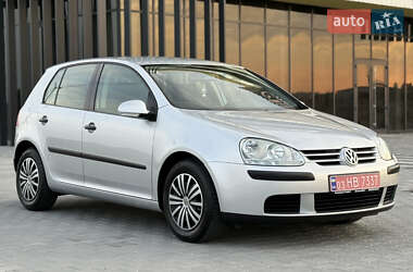 Хэтчбек Volkswagen Golf 2004 в 