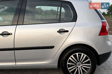 Хэтчбек Volkswagen Golf 2004 в 