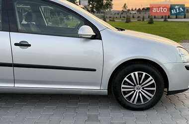 Хэтчбек Volkswagen Golf 2004 в 