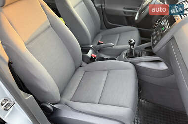 Хэтчбек Volkswagen Golf 2004 в 