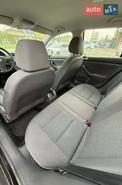 Хетчбек Volkswagen Golf 2008 в 