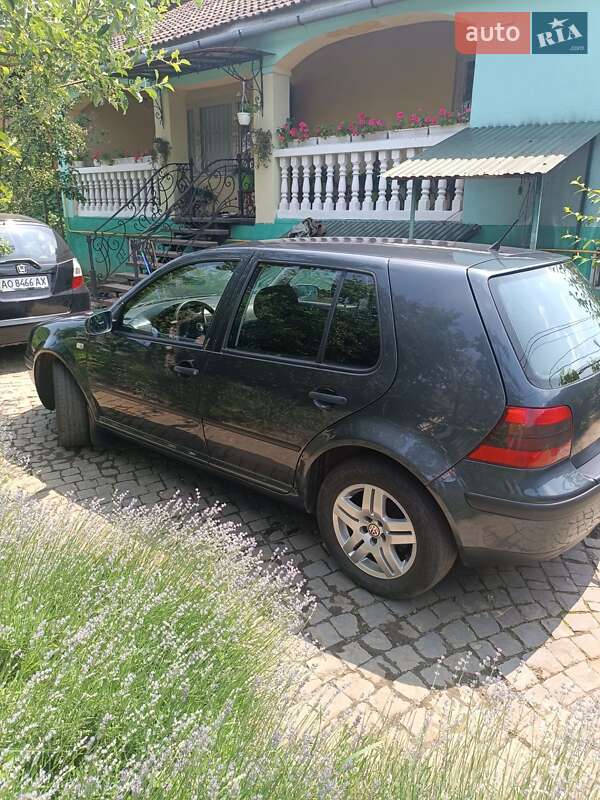 Хэтчбек Volkswagen Golf 2002 в Ильнице