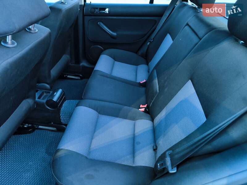 Універсал Volkswagen Golf 2002 в Чернівцях