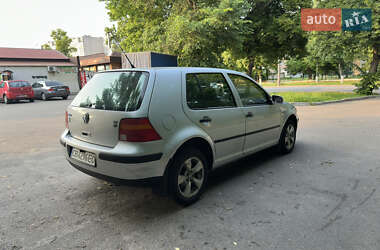 Хэтчбек Volkswagen Golf 2003 в 