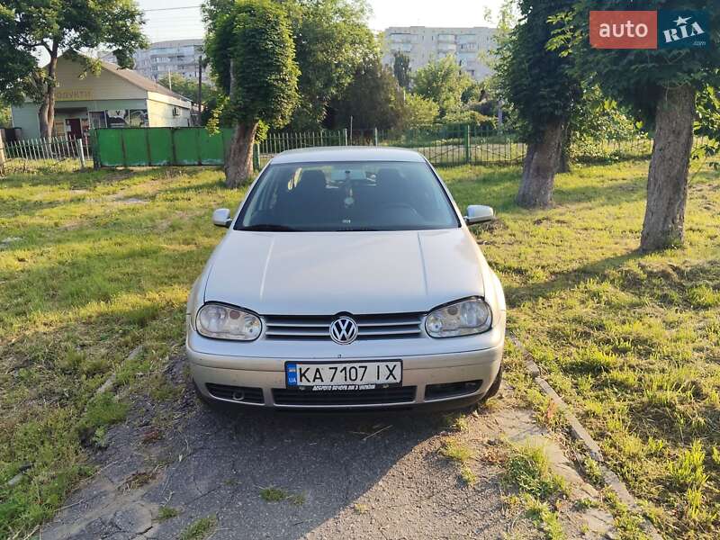 Хетчбек Volkswagen Golf 2001 в 
