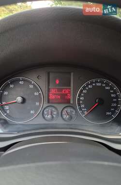 Хэтчбек Volkswagen Golf 2004 в 