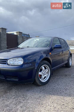Хэтчбек Volkswagen Golf 2001 в Сарнах