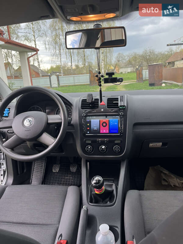 Хэтчбек Volkswagen Golf 2004 в Черновцах