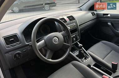 Хэтчбек Volkswagen Golf 2004 в 