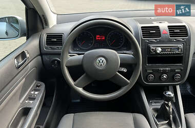 Хэтчбек Volkswagen Golf 2004 в 