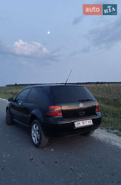 Хэтчбек Volkswagen Golf 2000 в Березному