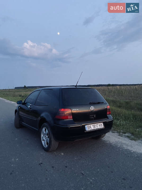 Хэтчбек Volkswagen Golf 2000 в Березному