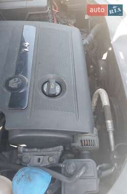 Хэтчбек Volkswagen Golf 2005 в 