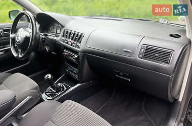 Хэтчбек Volkswagen Golf 2002 в 