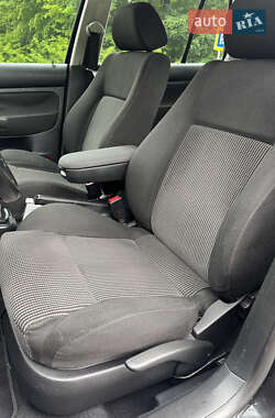 Хэтчбек Volkswagen Golf 2002 в 
