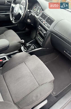 Хэтчбек Volkswagen Golf 2002 в 