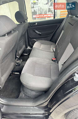 Хэтчбек Volkswagen Golf 2002 в 