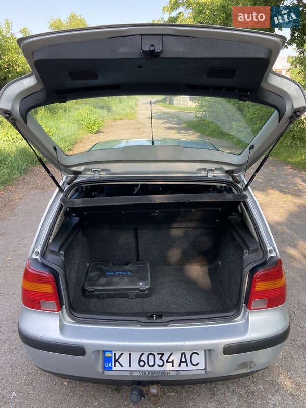 Хетчбек Volkswagen Golf 2003 в Києві
