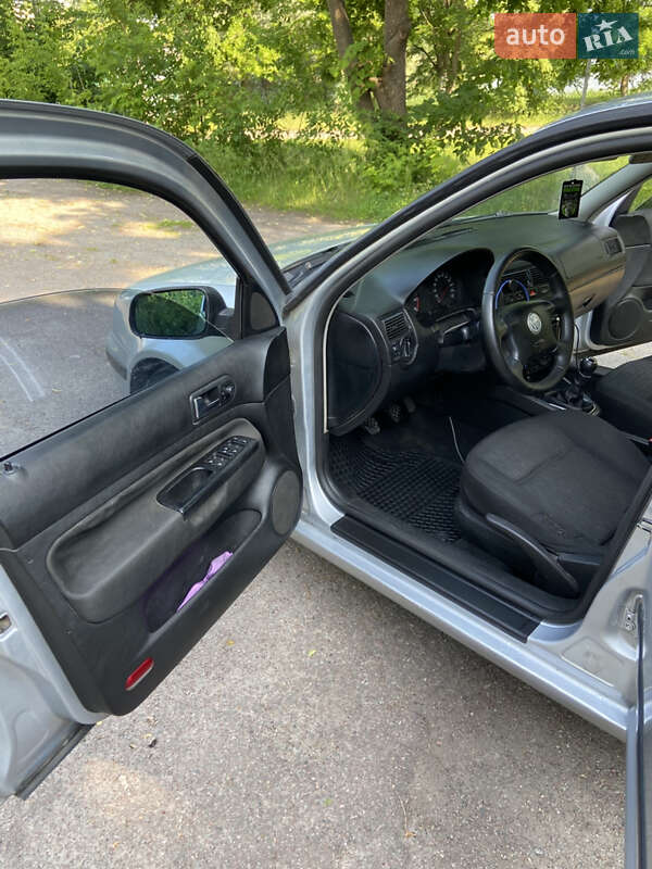 Хетчбек Volkswagen Golf 2003 в Києві