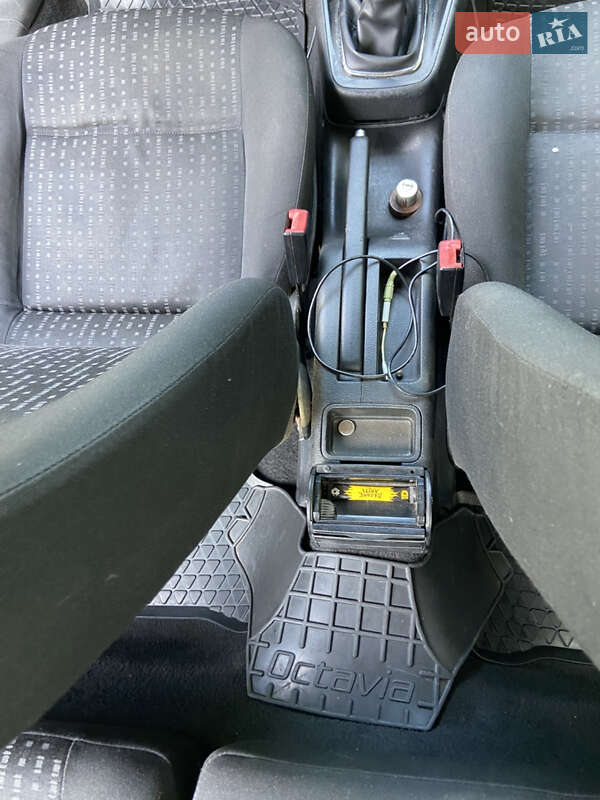 Хетчбек Volkswagen Golf 2003 в Києві