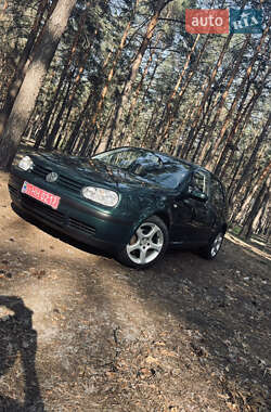 Хетчбек Volkswagen Golf 2002 в 