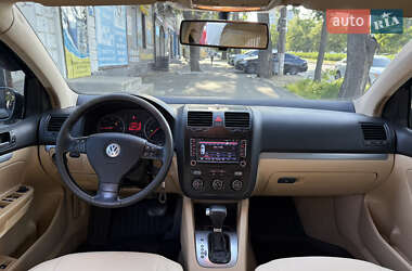 Хэтчбек Volkswagen Golf 2005 в 