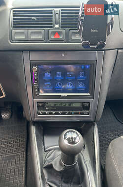 Хетчбек Volkswagen Golf 2003 в 