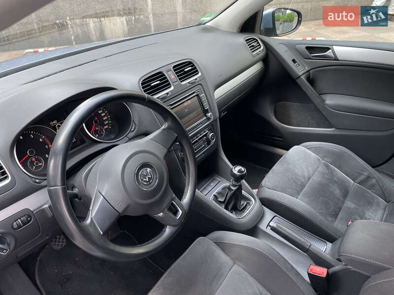 Хэтчбек Volkswagen Golf 2009 в Киеве