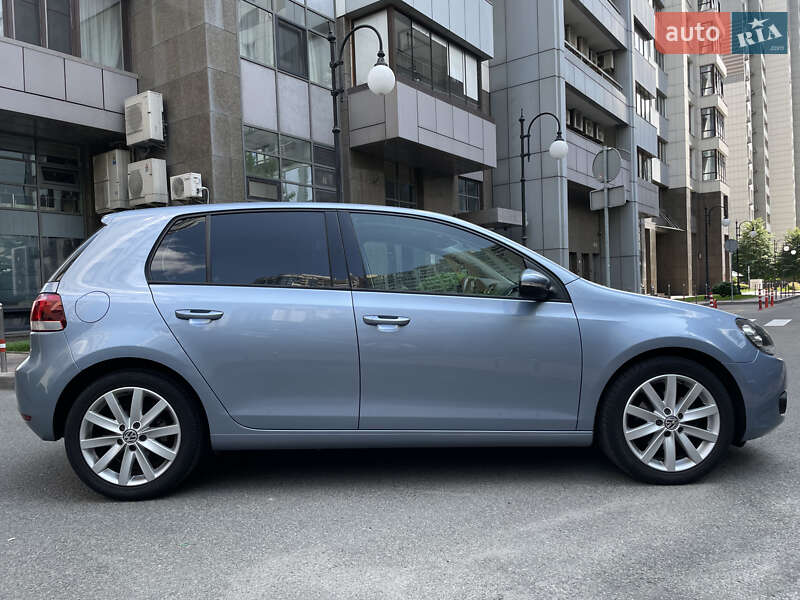 Хэтчбек Volkswagen Golf 2009 в Киеве