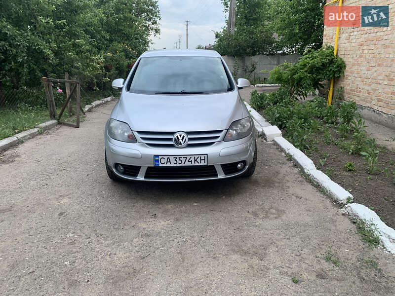 Хэтчбек Volkswagen Golf 2005 в Александровке