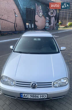 Хетчбек Volkswagen Golf 2003 в 