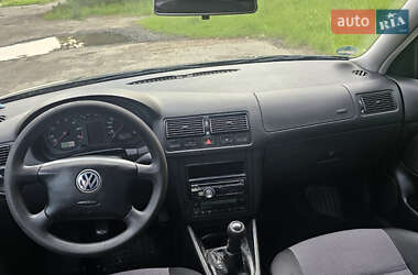 Хэтчбек Volkswagen Golf 2001 в 