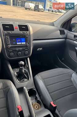 Хэтчбек Volkswagen Golf 2004 в 
