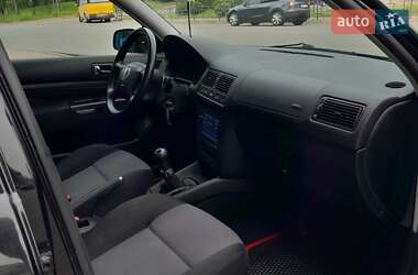 Хэтчбек Volkswagen Golf 2001 в 