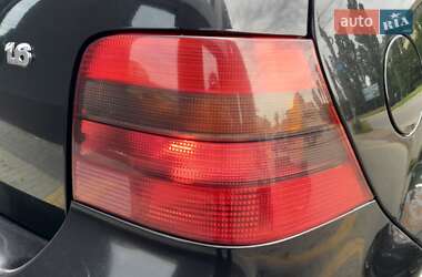 Хэтчбек Volkswagen Golf 2001 в 