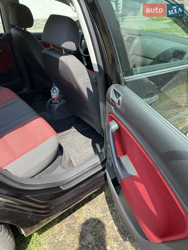 Хэтчбек Volkswagen Golf 2005 в Хотине