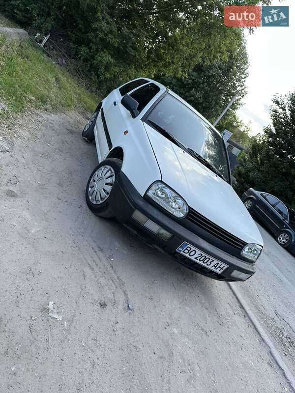 Хэтчбек Volkswagen Golf 1993 в 