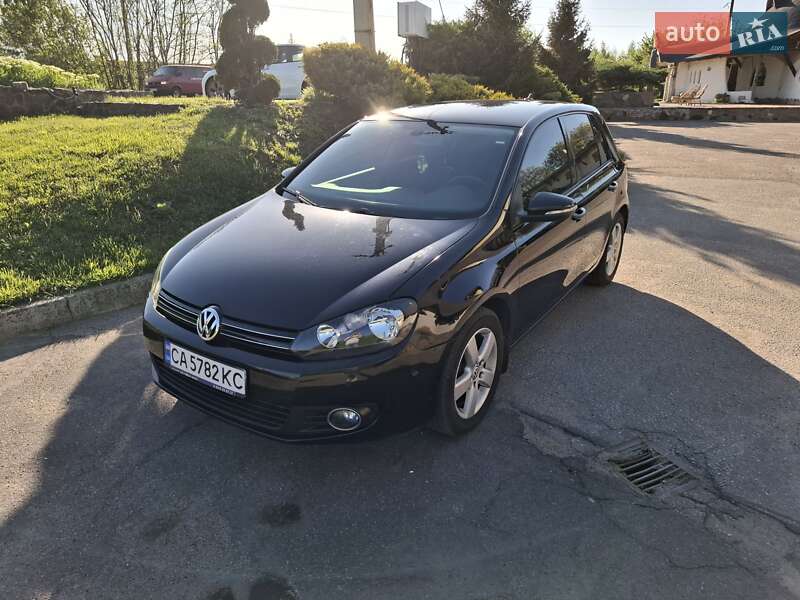 Хэтчбек Volkswagen Golf 2011 в 