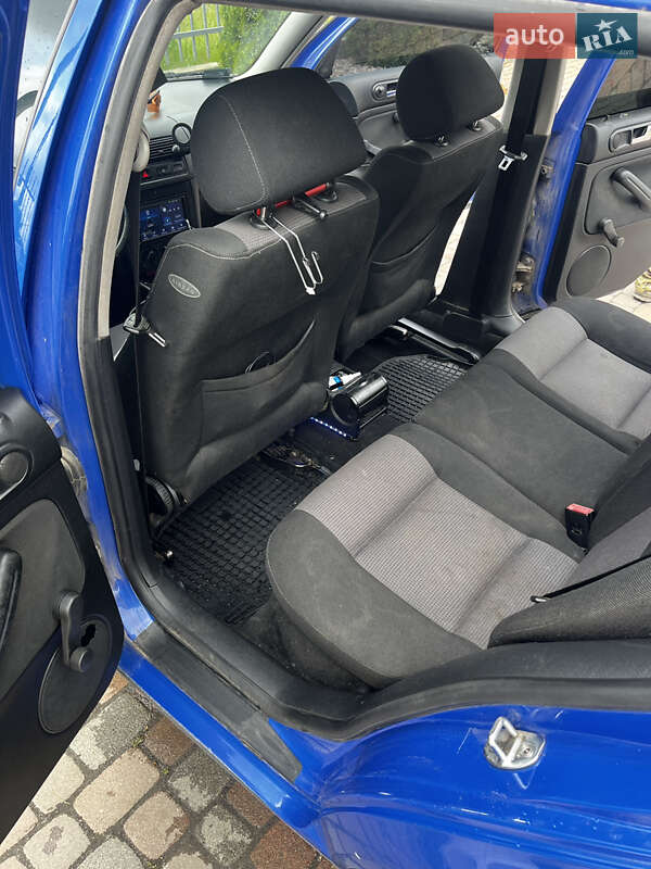 Хетчбек Volkswagen Golf 2002 в Сарнах