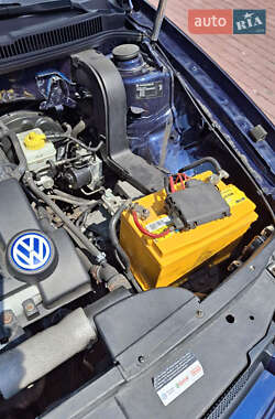 Хэтчбек Volkswagen Golf 2002 в 