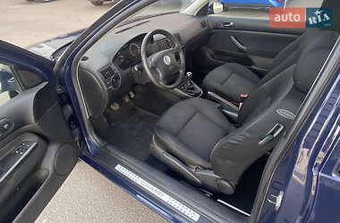 Хэтчбек Volkswagen Golf 2002 в 