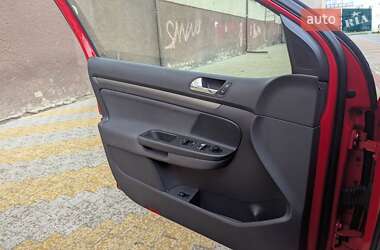 Хэтчбек Volkswagen Golf 2005 в 