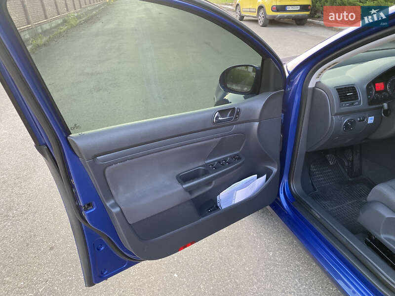 Хетчбек Volkswagen Golf 2004 в Івано-Франківську