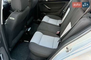 Хэтчбек Volkswagen Golf 2003 в 