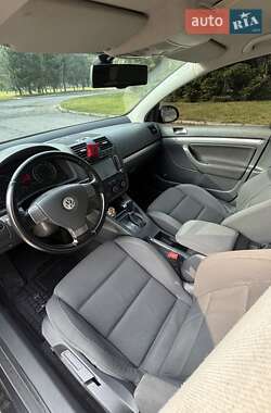 Хэтчбек Volkswagen Golf 2005 в 