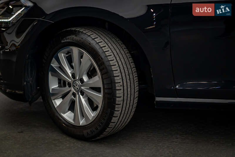 Хэтчбек Volkswagen Golf 2020 в Киеве